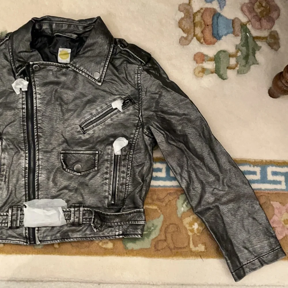 Faux Leather Silver Jacket NWOT Winky Face Brand Logo. Size (M) Medium - Picture 3 of 8